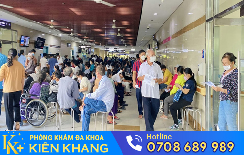 Tình trạng xếp hàng dài ở bệnh viện công